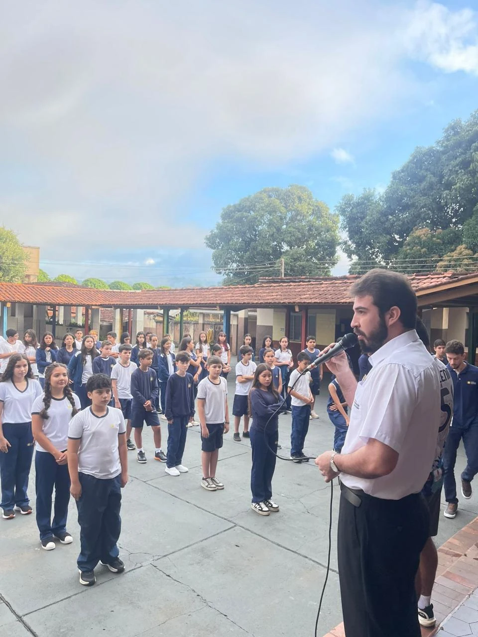 Acolhida dos alunos no pátio
