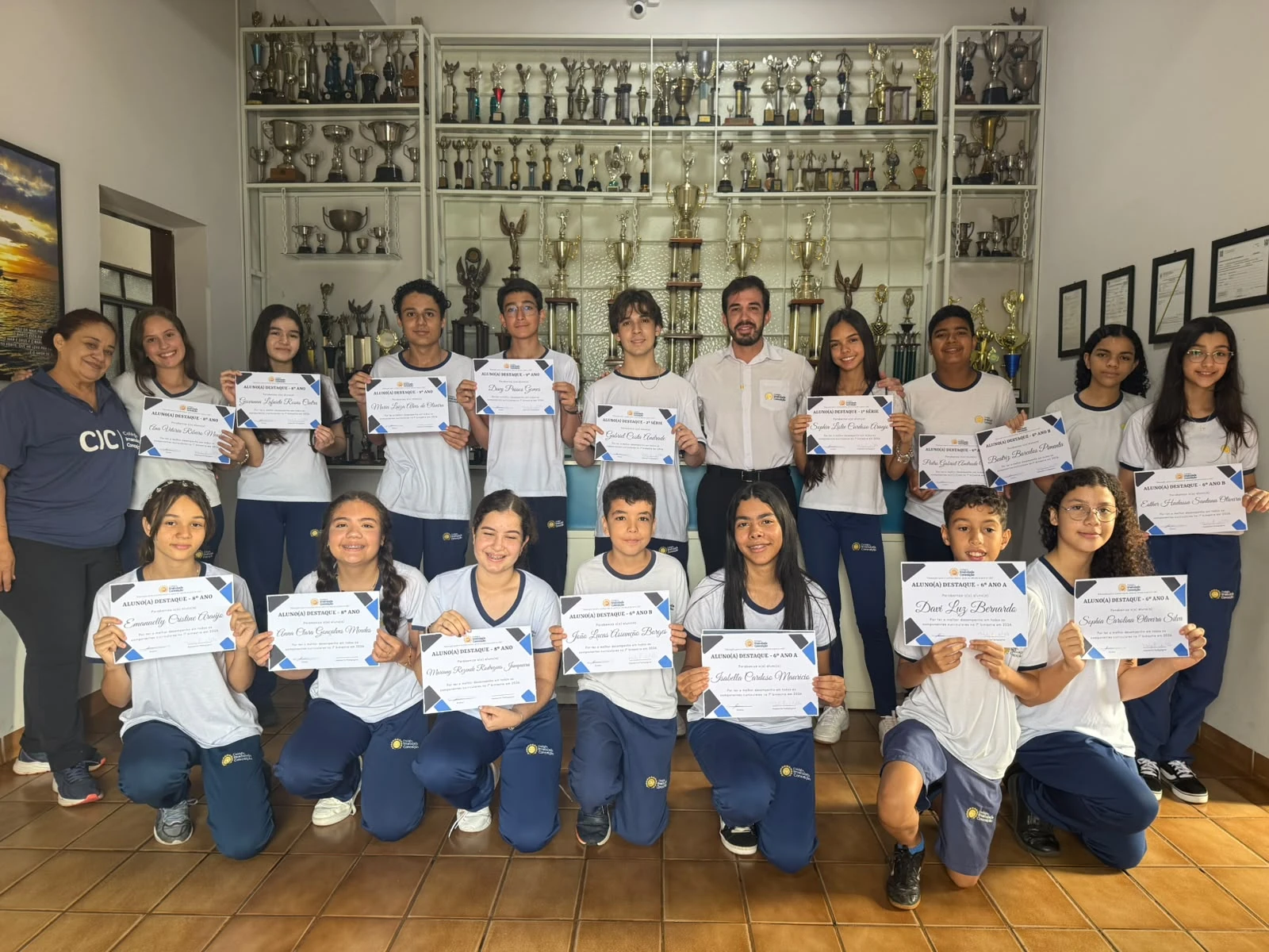 Entrega de certificados aos alunos