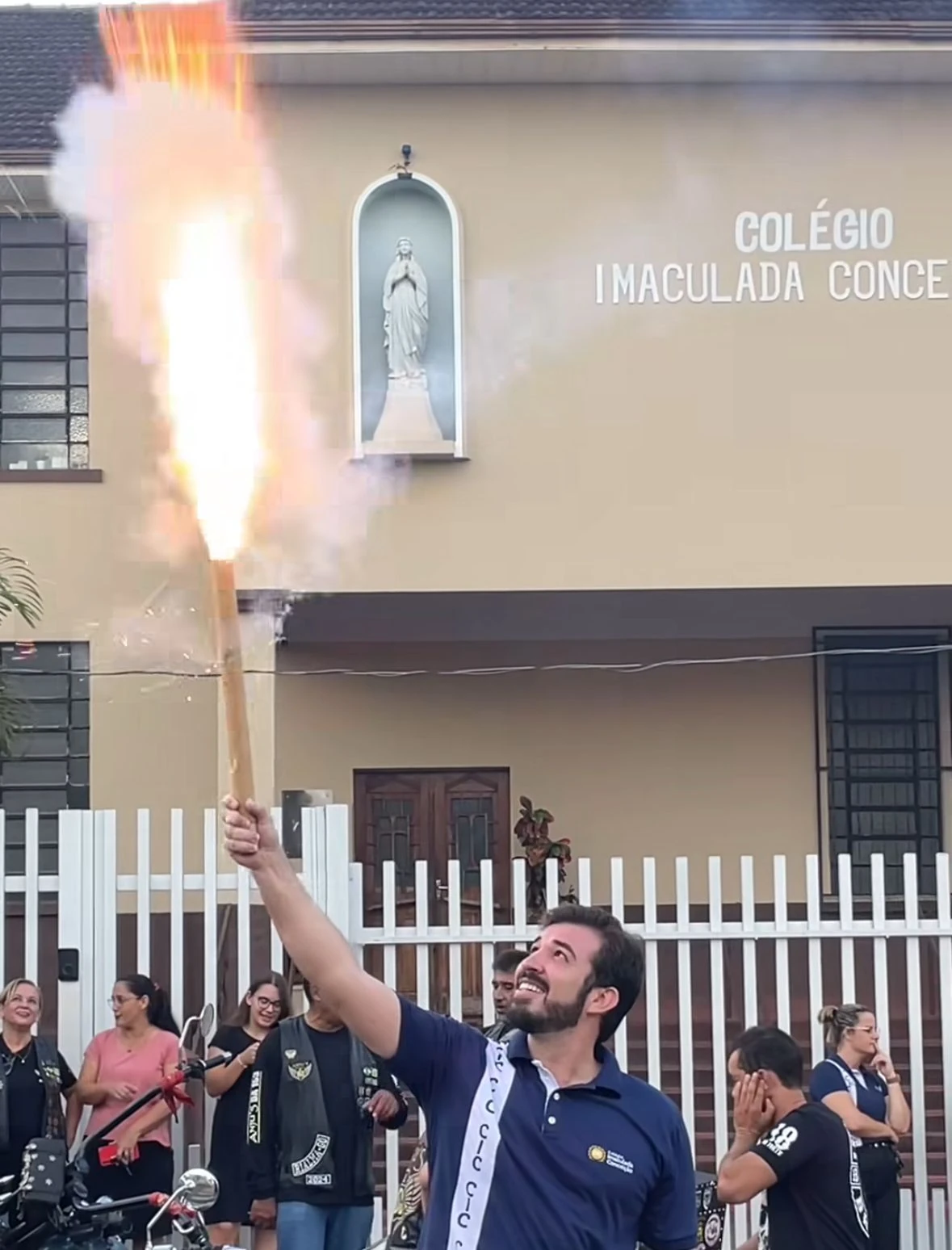Fogo simbólico em frente ao colégio