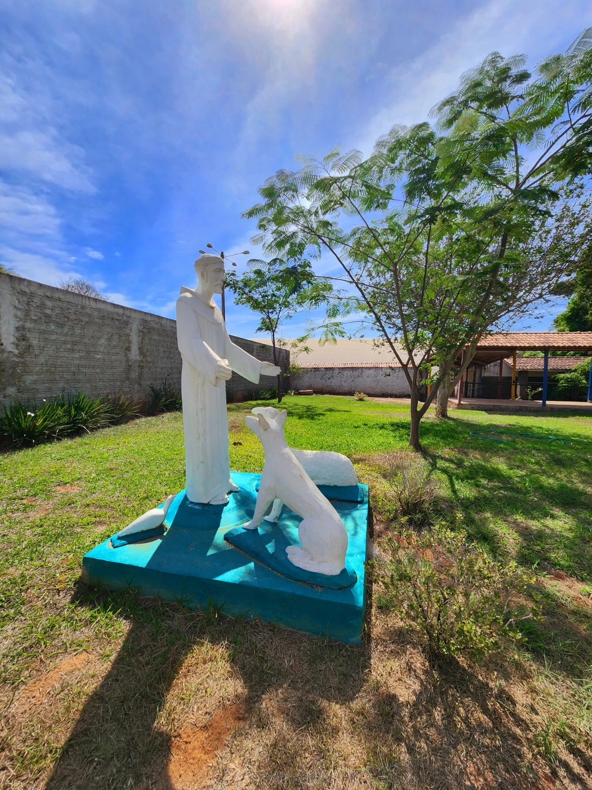 Imagem de São Francisco de Assis na área verde